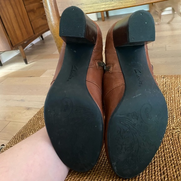 Clarks Size Womens 8 Super Pretty Brown High Heeled Mary Jane with Brass Buckle - Picture 2 of 2